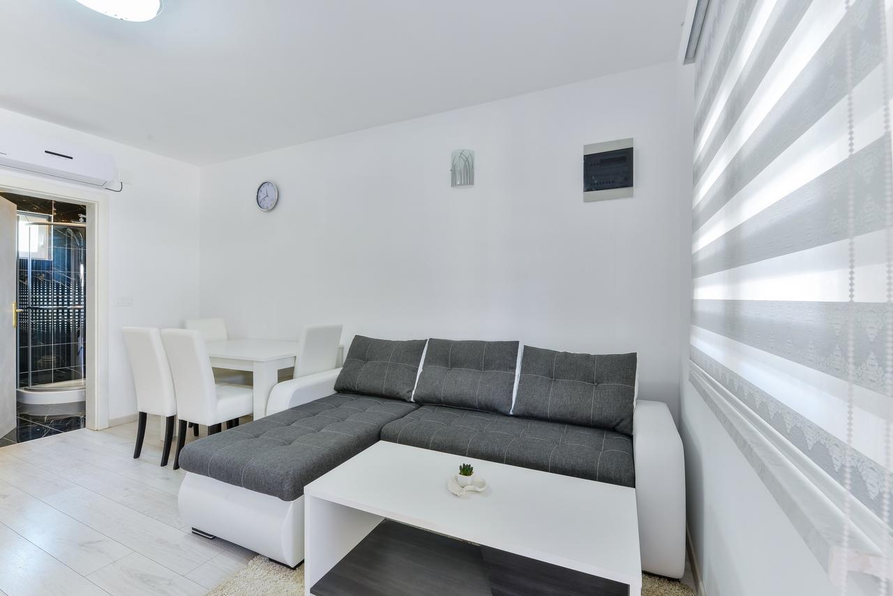 Apartments Lucica Vir Bagian luar foto