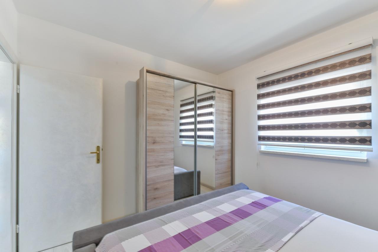 Apartments Lucica Vir Bagian luar foto