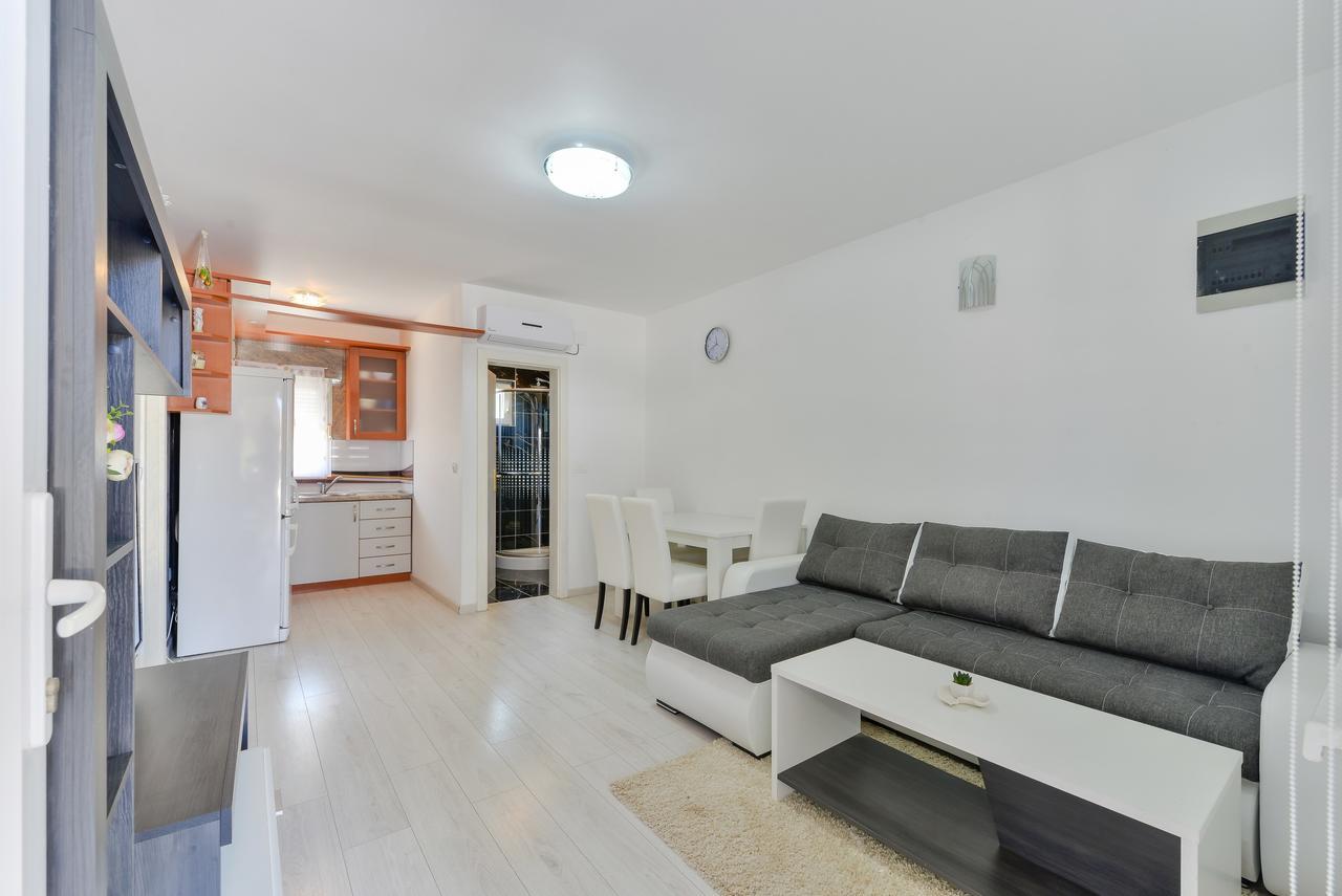 Apartments Lucica Vir Bagian luar foto