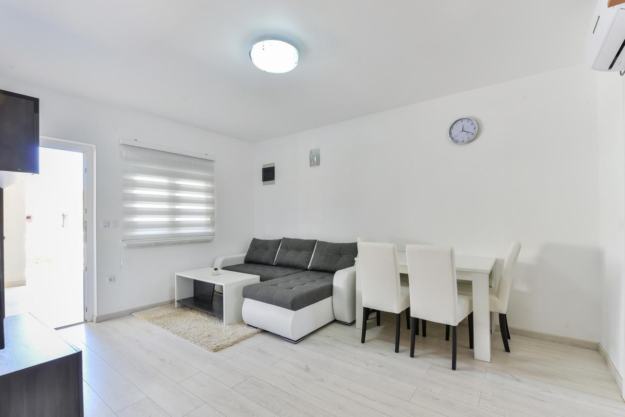 Apartments Lucica Vir Bagian luar foto