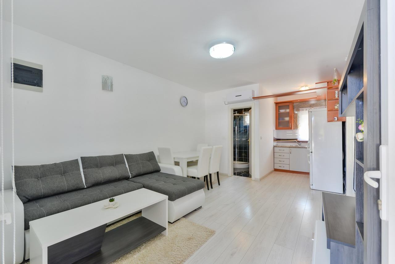 Apartments Lucica Vir Bagian luar foto