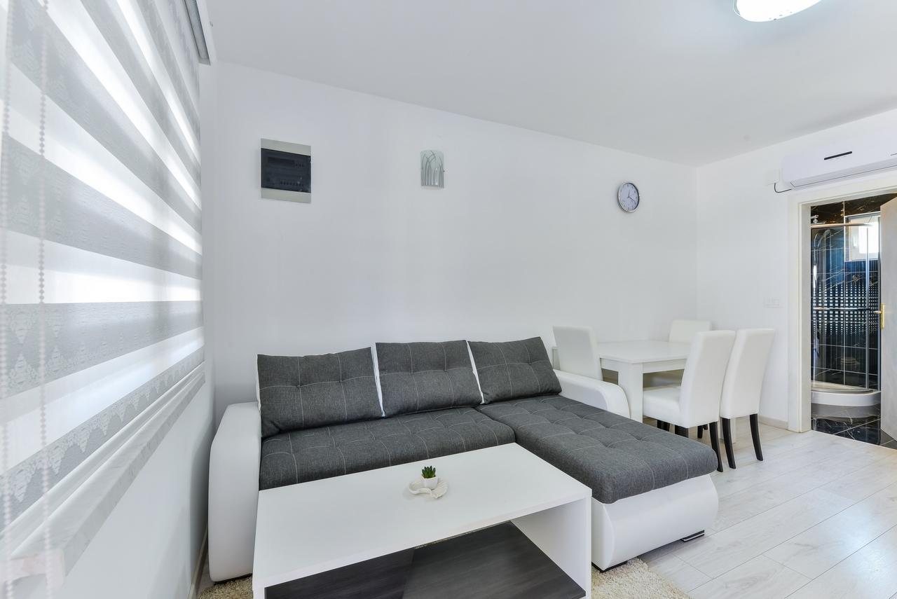 Apartments Lucica Vir Bagian luar foto