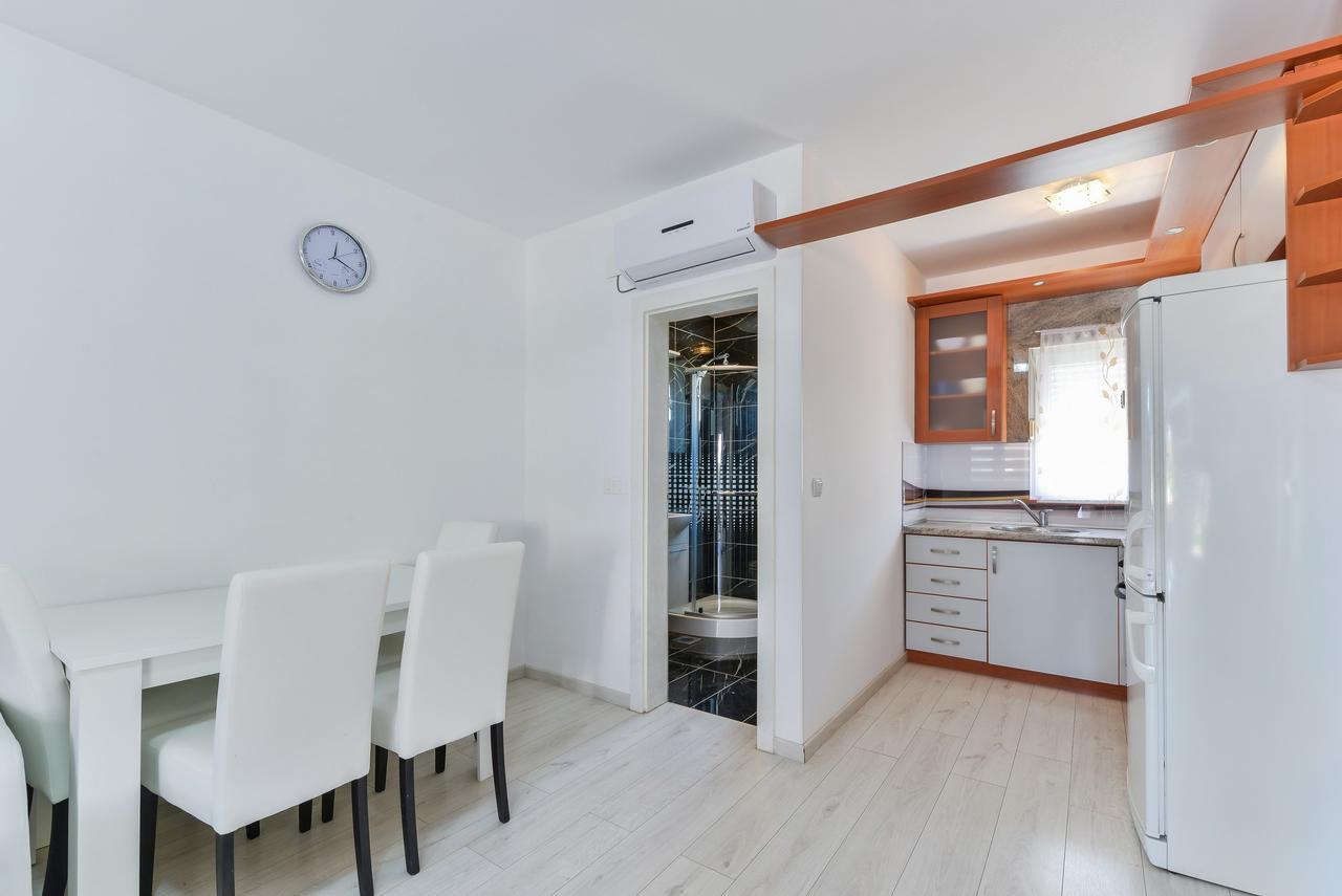 Apartments Lucica Vir Bagian luar foto
