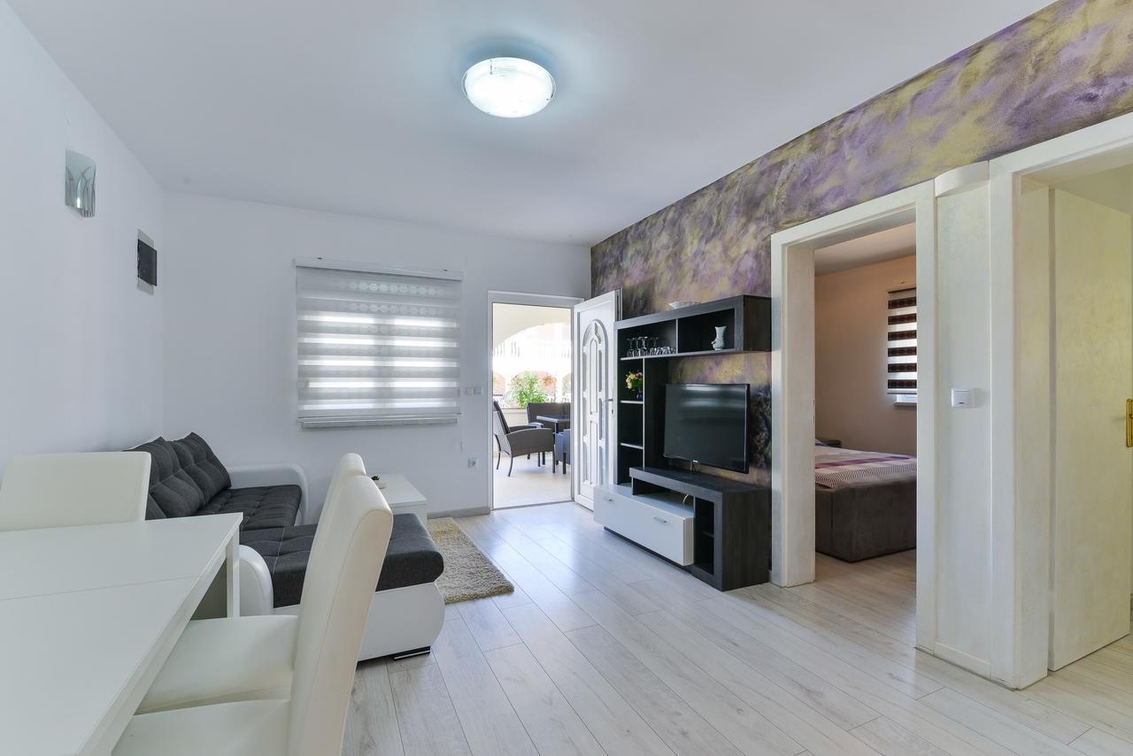 Apartments Lucica Vir Bagian luar foto