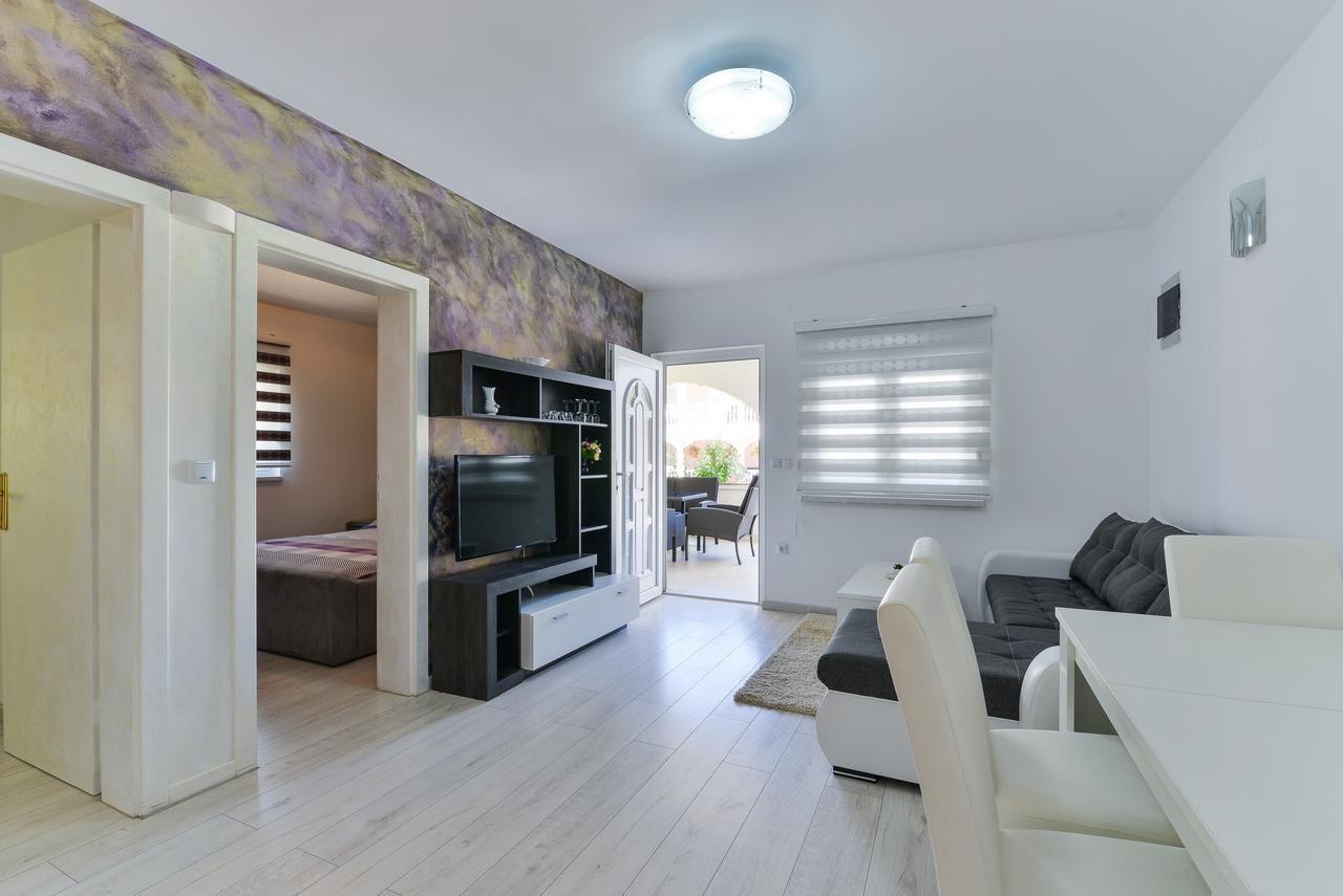 Apartments Lucica Vir Bagian luar foto